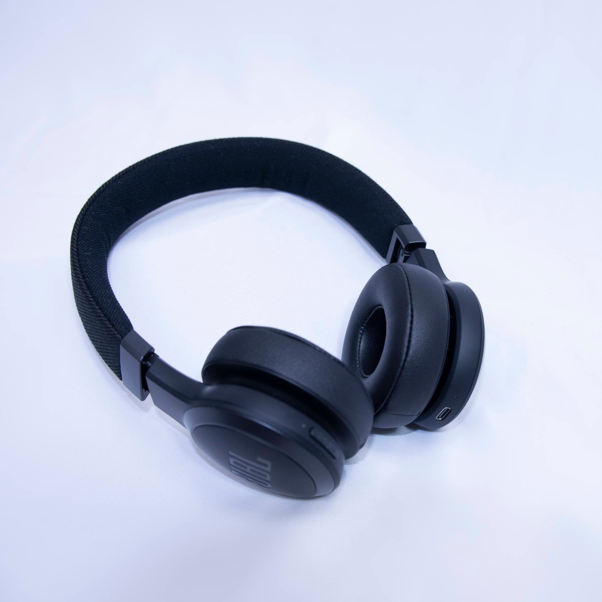 JBL Live 675NC Wireless True Adaptive Noise-cancelling On-Ear Headphones