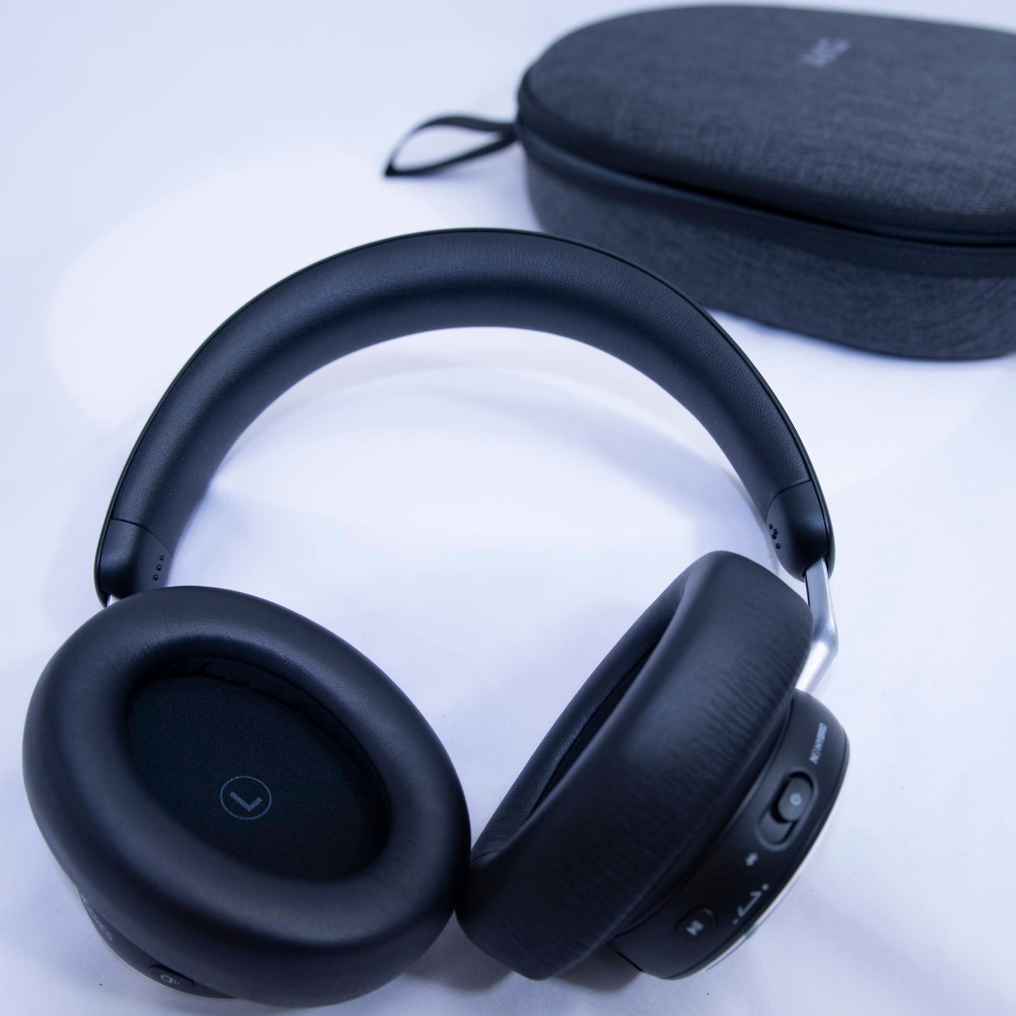 AKG N9 Hybrid Wireless Over-Ear Noise-Cancelling Headphones w/ case